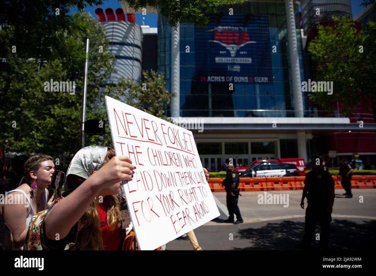 Houston, USA. 28.. Mai 2022. Jennifer Belusar protestiert am 28. Mai 2022 außerhalb der NRA-Konvention in Houston, Texas. (Foto von Stephanie Tacy/SIPA USA) Quelle: SIPA USA/Alamy Live News Stockfoto