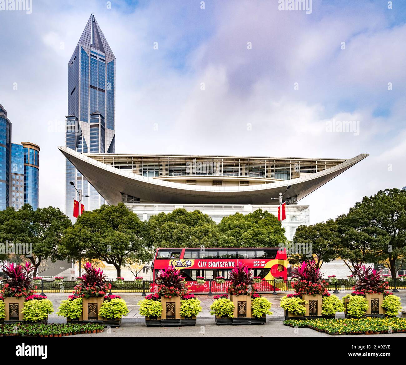 2. Dezember 2018: Shanghai, China - das Shanghai Urban Planning Exhibition Centre vom Volksplatz, mit einem Sightseeing-Bus vor dem Hotel. Stockfoto