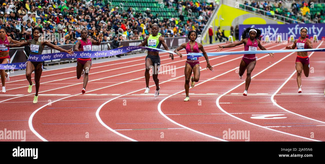 Eugene ODER USA. 28.. Mai 2022. Während des Nike Prefontaine Classic kämpfen die Elaine Thompson Herah in der Lane 6 und Sha'Carri Richardson in der Lane 3 um den ersten Platz in den 100 Metern. Elaine schlug Sha'Carri mit einer Zeit von 10,79. Sha' Carri wird mit einer Zeit von 19,92 im Hayward Field Eugene ODER Thurman James/CSM/Alamy Live News Zweiter Stockfoto