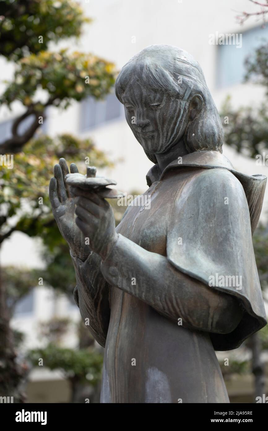 Statue des Mädchens, das die Hiroshima Shiritsu Noboricho Junior High School umführt Stockfoto