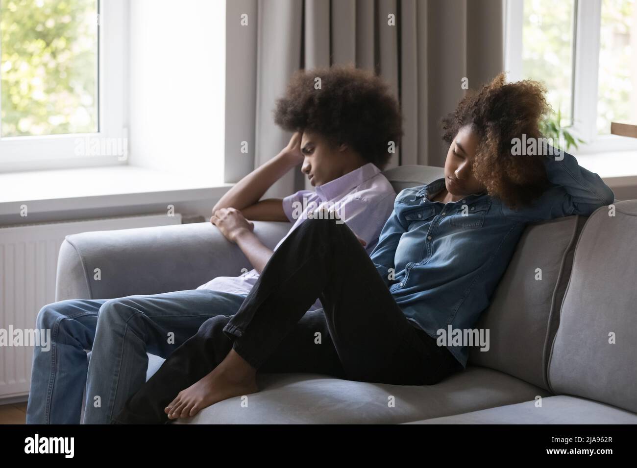 Traurig deprimiert Teenager Black Boyfriend ignoriert Freundin, Schweigen zu halten Stockfoto