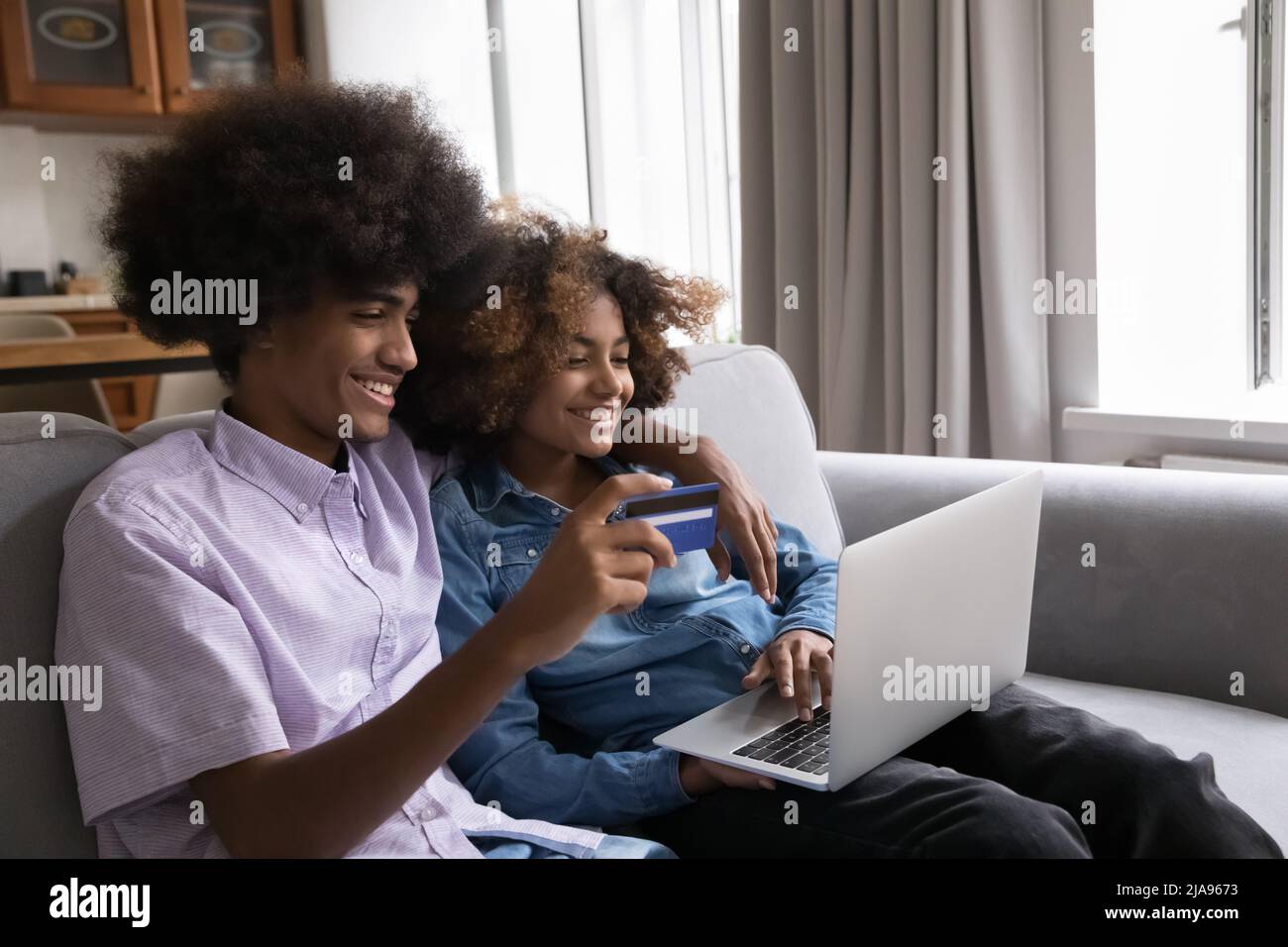 Fröhlich verlobt Teenager Schwarzes Paar online von zu Hause aus einkaufen Stockfoto