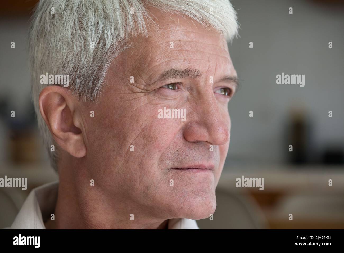 Nahaufnahme trauriger, nachdenklicher, silberhaariger älterer Rentner schaut zur Seite Stockfoto