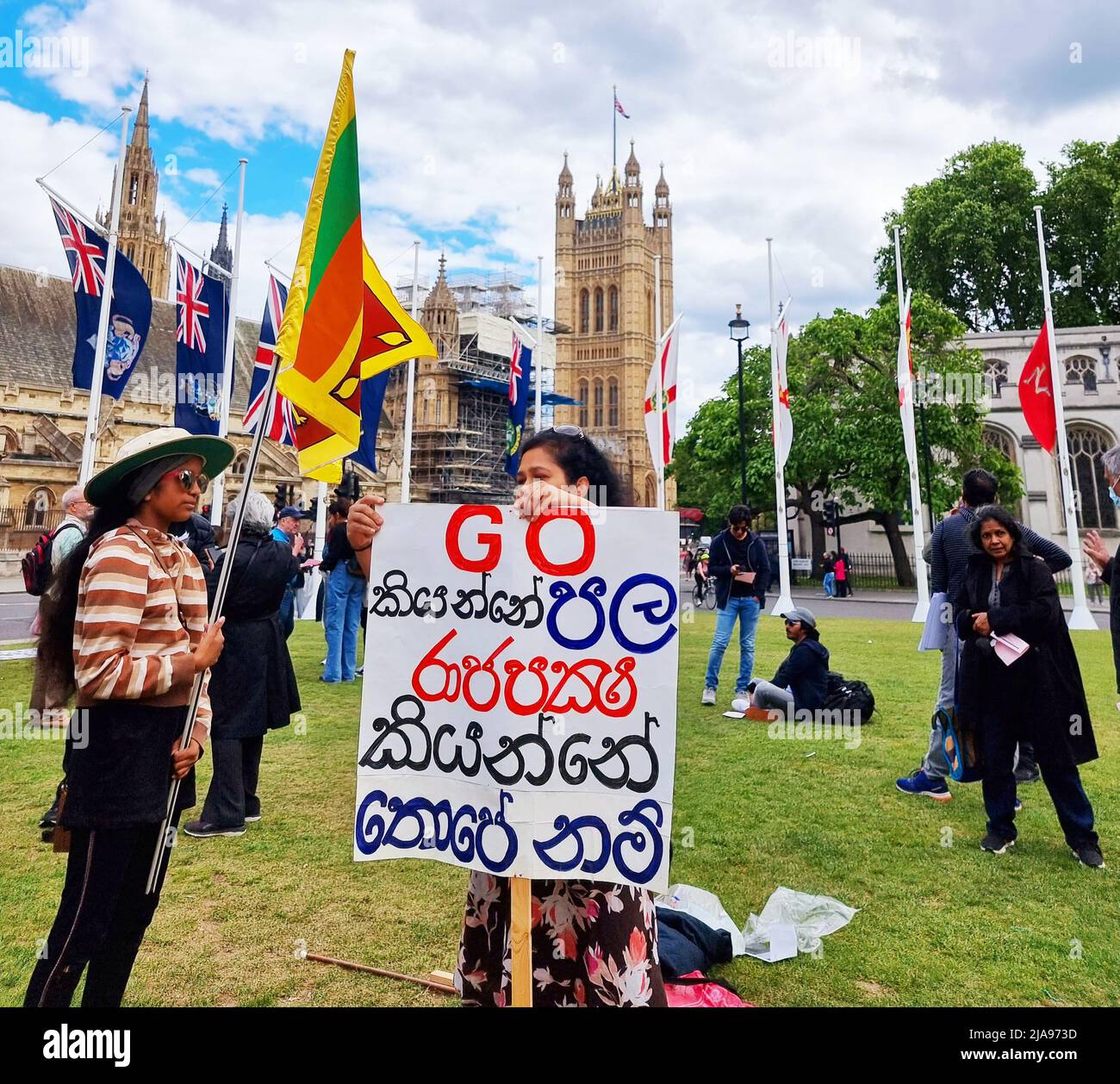 London, Großbritannien. 28. Mai 2022. Sri Lanker demonstrieren auf dem Parliament Square in London für die Entfernung der aktuellen autokratischen, korrupten Regierung unter der Leitung von Gotabhaya Rajapaksa in ihrem Land. Das Land ist pleite und hat fast zwei Monate lang keine lebenswichtigen Lebensmittel, Elektrizität, Brennstoffe, Gas und wichtige Medikamente mehr. Stockfoto