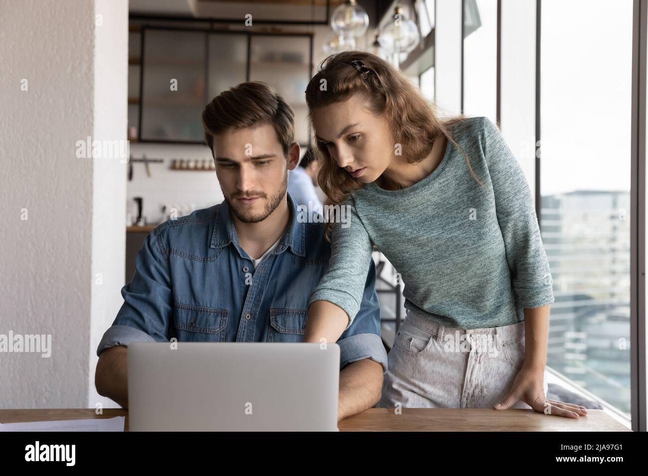 Corporate Coach unterrichtet neue Mitarbeiter, Ausbildung intern Stockfoto