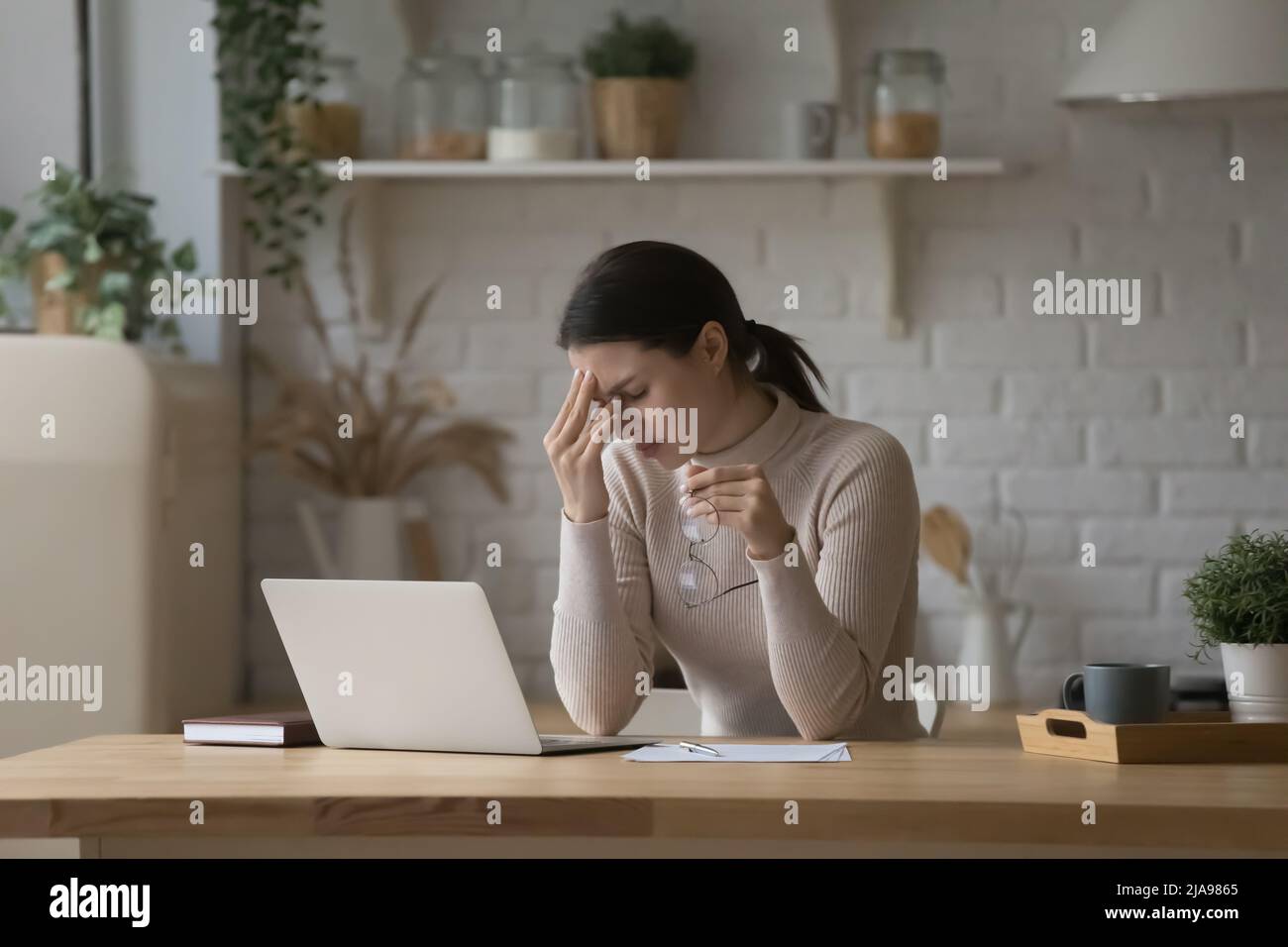 Frustriert müde Laptop-Benutzer Frau Gefühl überfordert, erschöpft Stockfoto