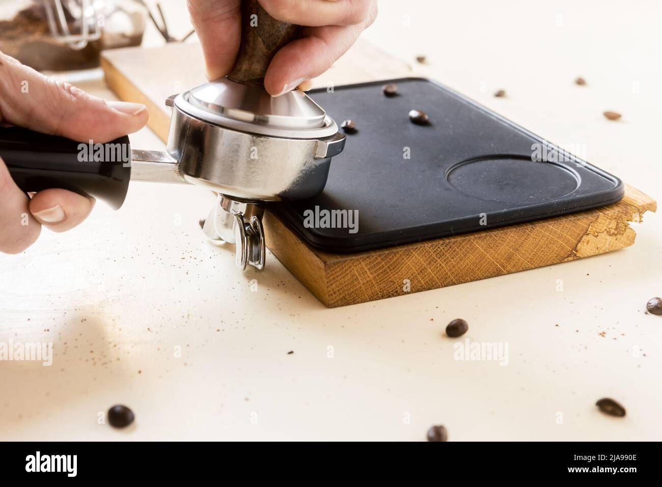 Der Barista verwendet einen Sabotagekontakt, um Kaffee zuzubereiten. Stockfoto