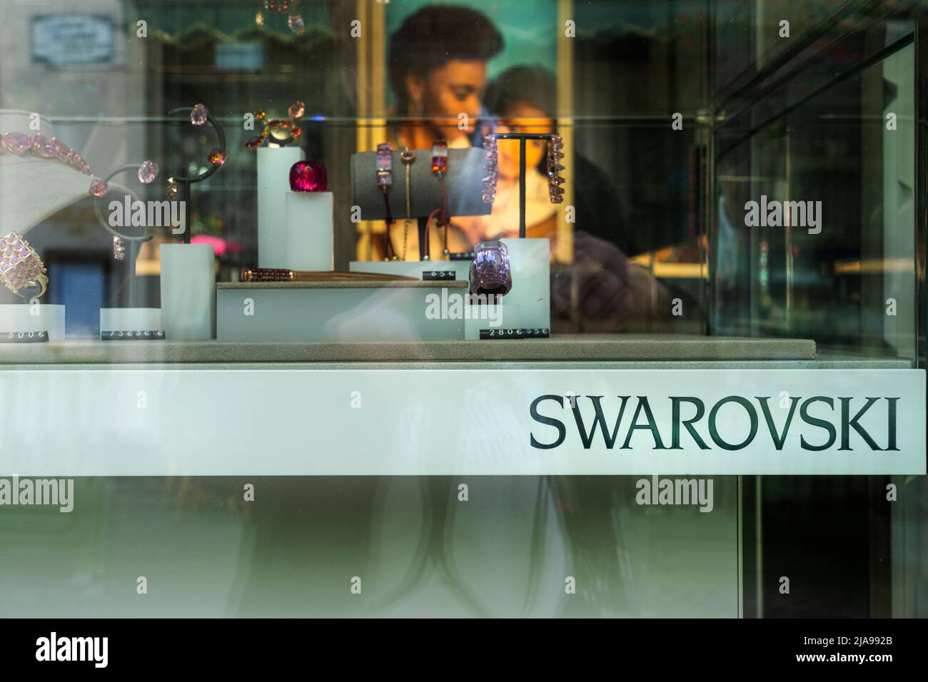 Luxemburg-Stadt, Mai 2022. Das Schild im Außenbereich des Swarovski Markenshopfes im Stadtzentrum Stockfoto