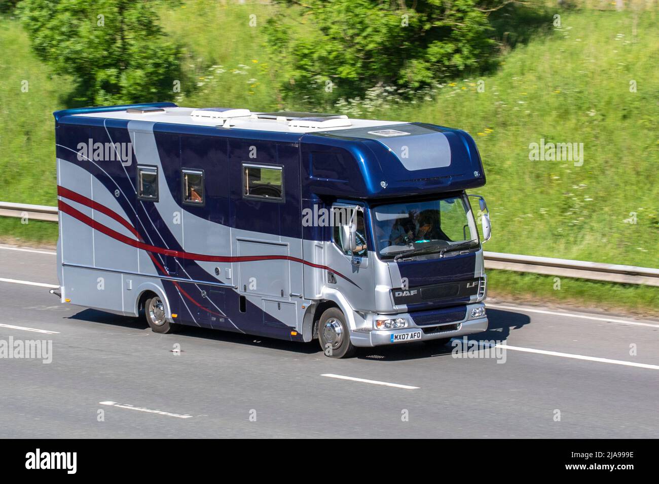 DAF LF 45,15 TAGE blau silberne Pferdekiste 3920 Diesel-Lieferwagen; Wohnwagen und Wohnmobile, Wohnmobil auf britischen Straßen, Wohnmobil-Freizeitfahrzeug, Familienurlaub, Karawanenkursen, Touren-Caravan-Urlaub, Van-Umbauten, Vanagon autohome auf M61 Autofahren auf der M61 Autobahn, Manchester, Großbritannien Stockfoto