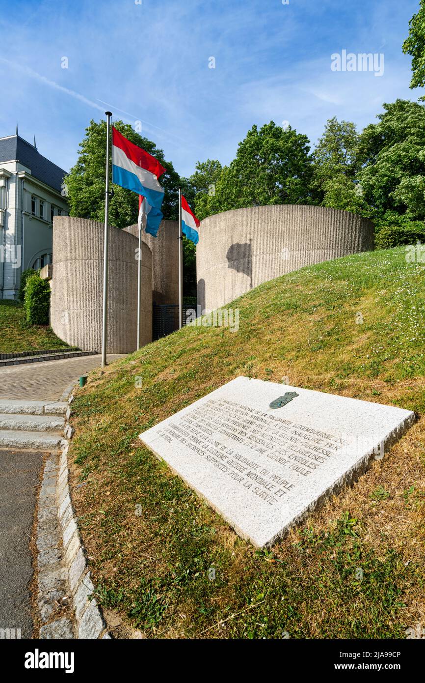 Stadt Luxemburg, Mai 2022. Blick auf das Monument National de la Solidarité Luxembourgeoise in einem Park im Stadtzentrum Stockfoto