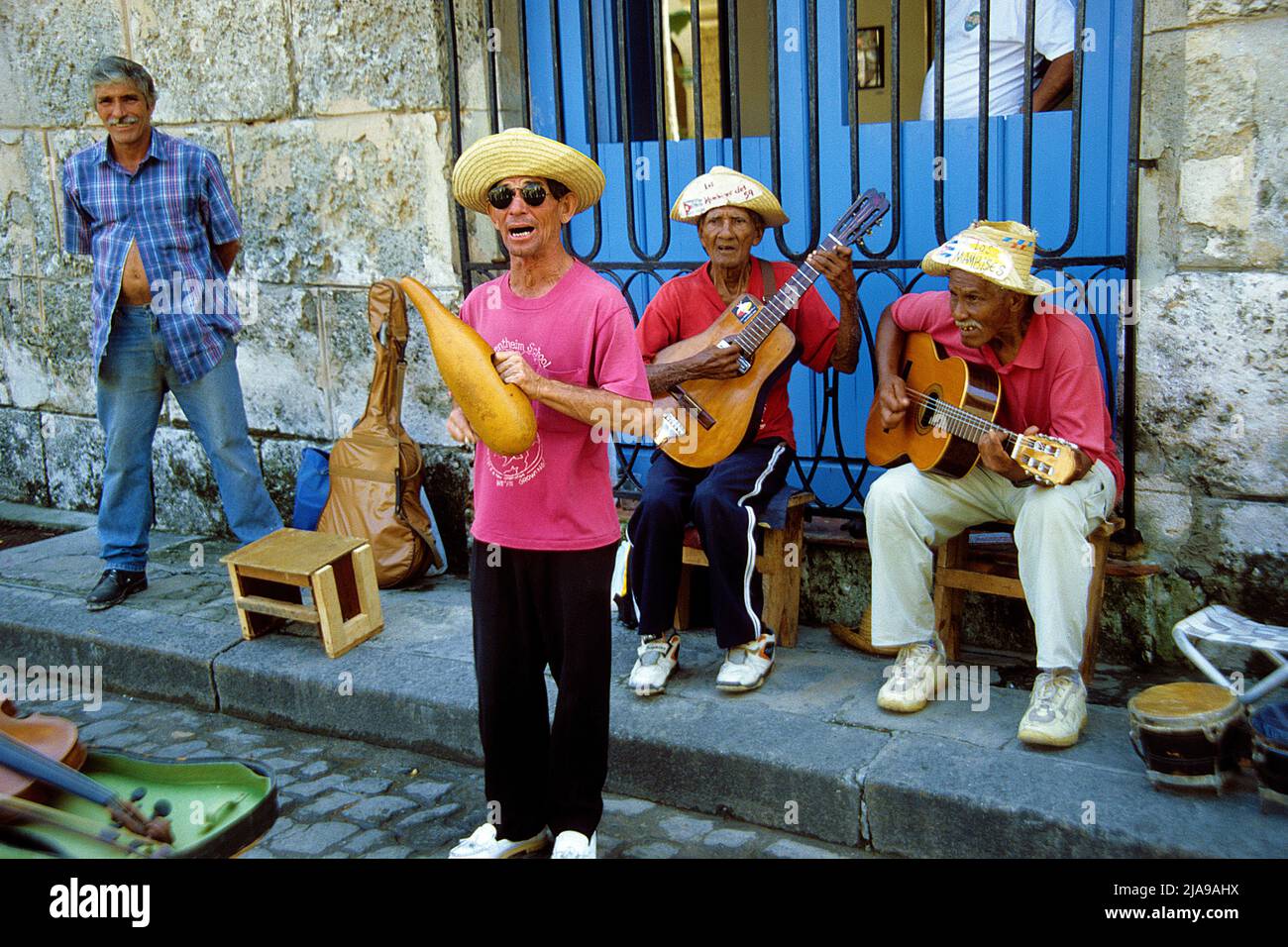 Straßenmusiker an der Plaza de la Catedral, Habana, Kuba, Karibik Stockfoto