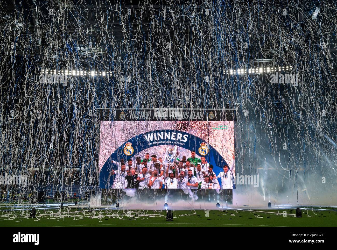 Madrid, Spanien. 29.. Mai 2022. Auf großen Bildschirmen im Santiago Bernabeu-Stadion wird das Real Madrid-Team gezeigt, das den Sieg nach dem Gewinn des UEFA Champions League-Endspieles 2022 zwischen Liverpool und Real Madrid feiert. Real Madrid gewann seine Meisterschaft 14., nachdem es Liverpool 1-0 im Stade de France im Stadion Saint-Denis in Frankreich besiegt hatte. Kredit: SOPA Images Limited/Alamy Live Nachrichten Stockfoto