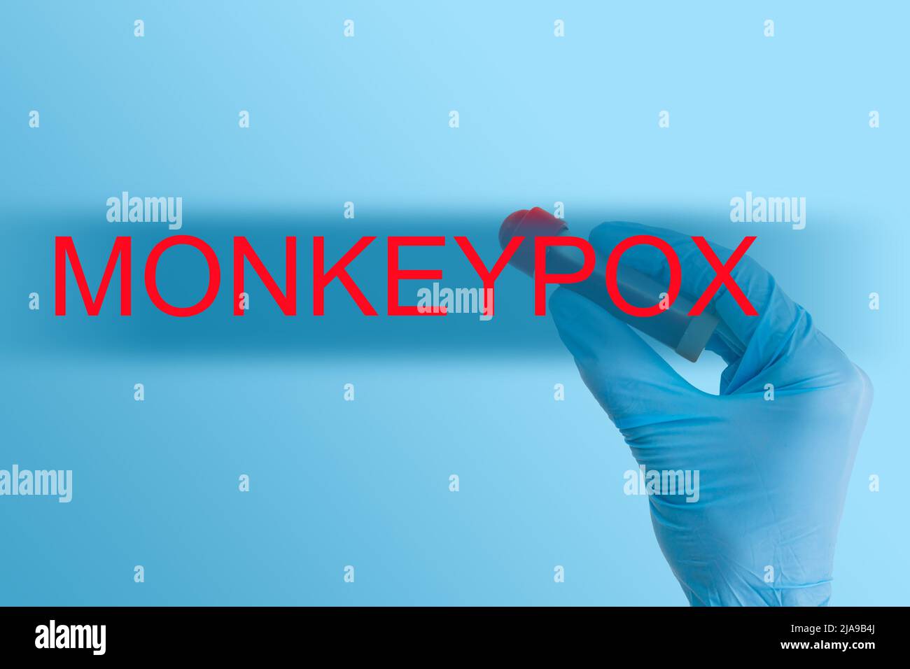 Monkeypox-Virus-Symbol. Konzept Wörter monkeypox Virus auf weißer Note. Ärztehandel in blauem Handschuh mit Metallstift. Medizinische Maske. Medizinische und monkeypox Stockfoto