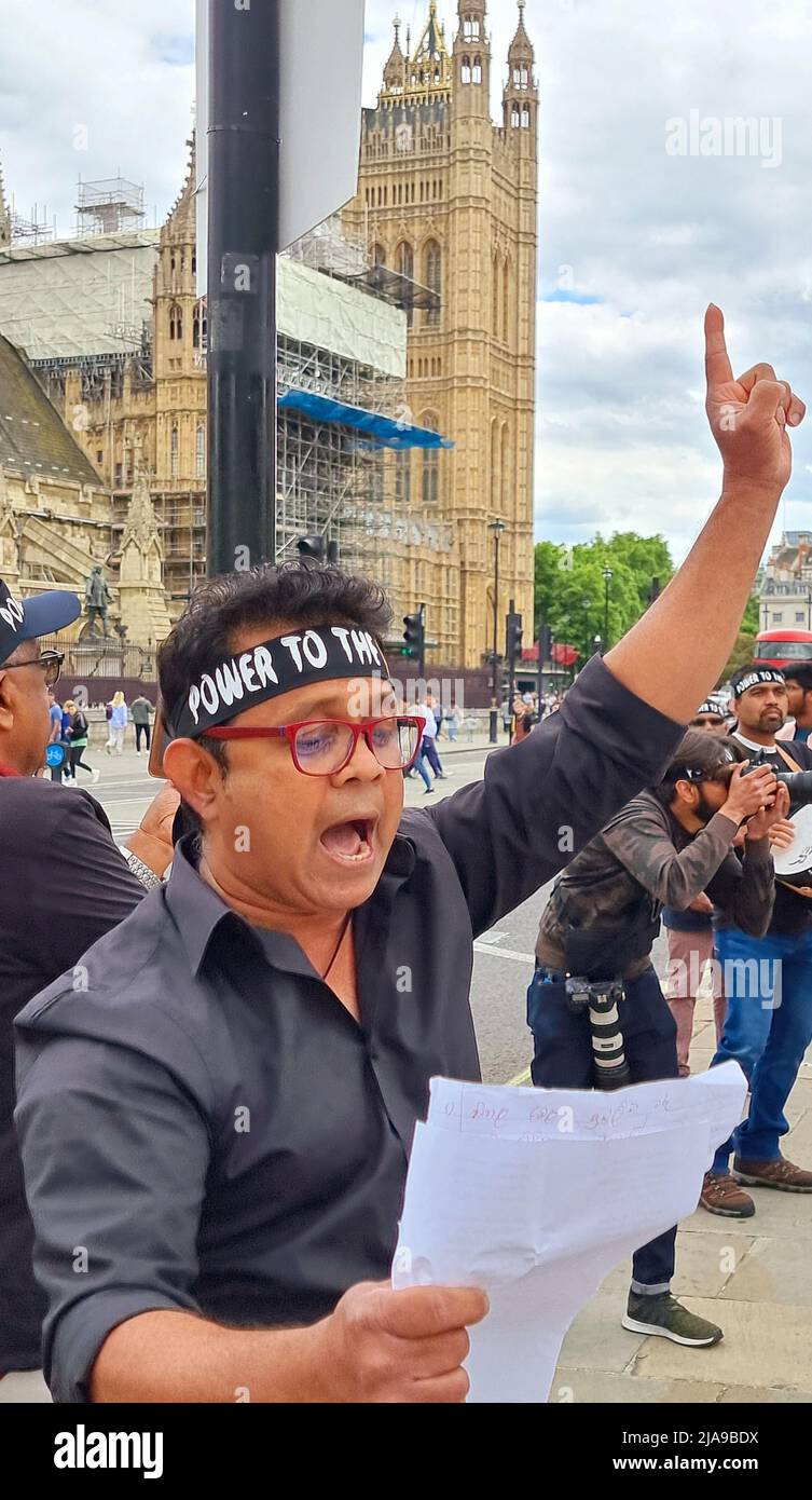 London, Großbritannien. 28. Mai 2022. Sri Lanker demonstrieren auf dem Parliament Square in London für die Entfernung der aktuellen autokratischen, korrupten Regierung unter der Leitung von Gotabhaya Rajapaksa in ihrem Land. Das Land ist pleite und hat fast zwei Monate lang keine lebenswichtigen Lebensmittel, Elektrizität, Brennstoffe, Gas und wichtige Medikamente mehr. Stockfoto