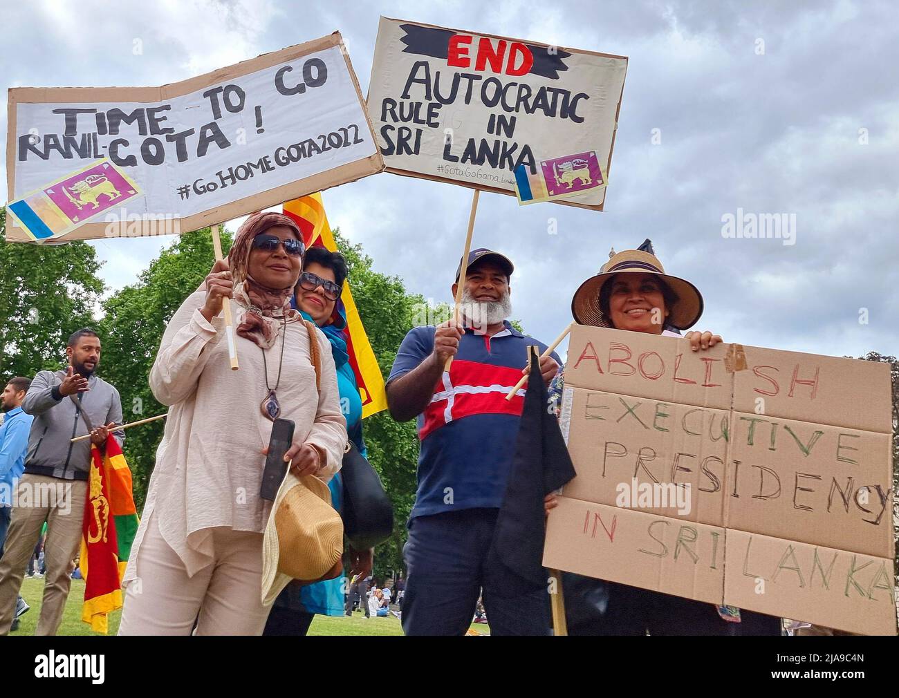 London, Großbritannien. 28. Mai 2022. Sri Lanker demonstrieren auf dem Parliament Square in London für die Entfernung der aktuellen autokratischen, korrupten Regierung unter der Leitung von Gotabhaya Rajapaksa in ihrem Land. Das Land ist pleite und hat fast zwei Monate lang keine lebenswichtigen Lebensmittel, Elektrizität, Brennstoffe, Gas und wichtige Medikamente mehr. Stockfoto