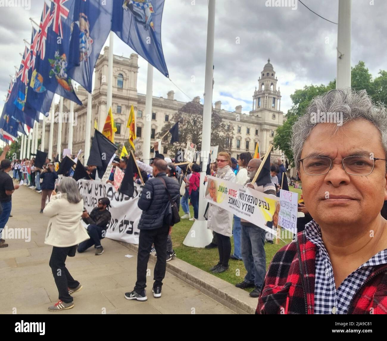 London, Großbritannien. 28. Mai 2022. Sri Lanker demonstrieren auf dem Parliament Square in London für die Entfernung der aktuellen autokratischen, korrupten Regierung unter der Leitung von Gotabhaya Rajapaksa in ihrem Land. Das Land ist pleite und hat fast zwei Monate lang keine lebenswichtigen Lebensmittel, Elektrizität, Brennstoffe, Gas und wichtige Medikamente mehr. Stockfoto