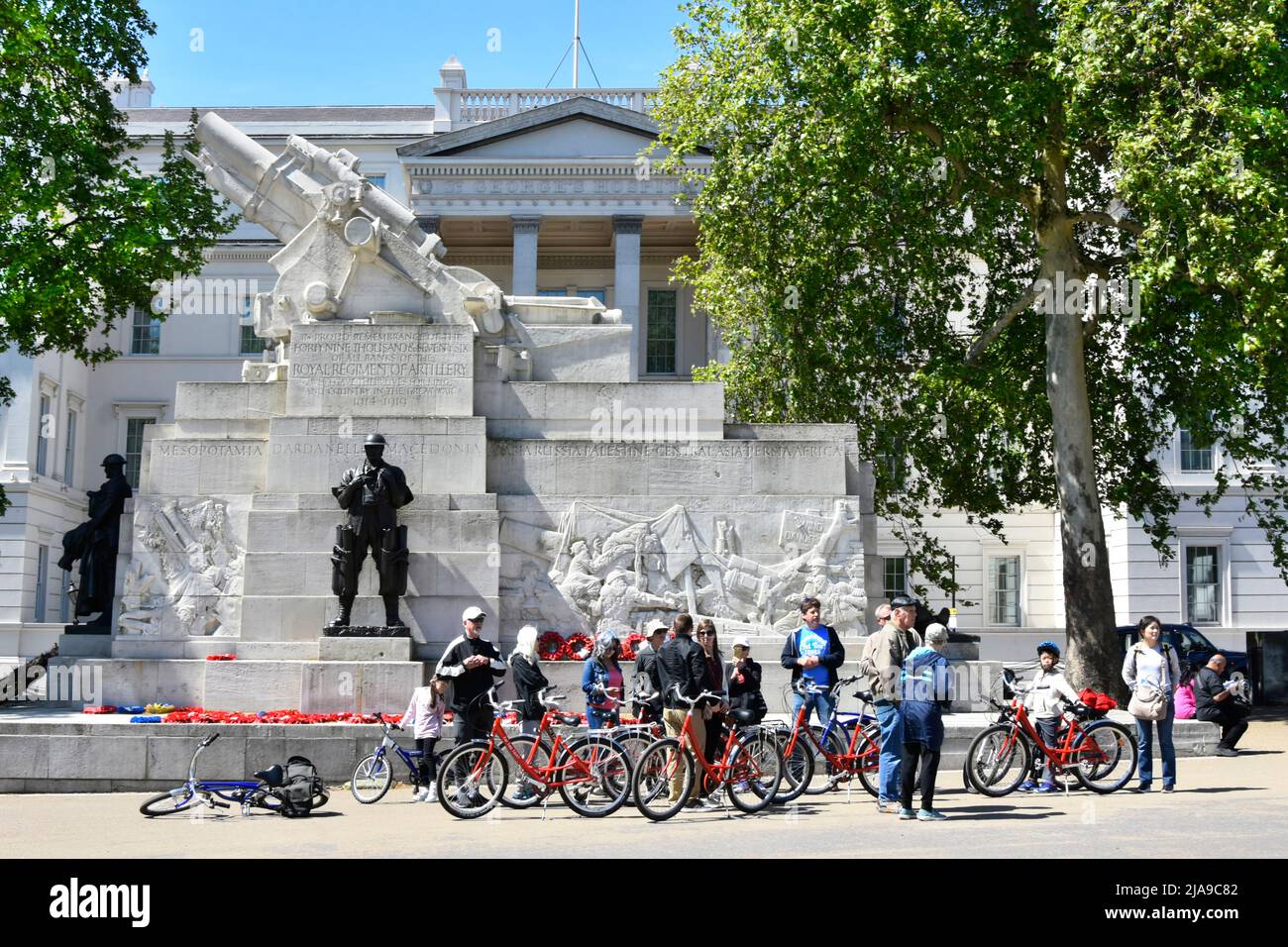 Tourguide bei geführter Führung Gruppe von Frauen und Männern, die sich Fahrräder ausgeliehen haben, um das Royal Artillery Memorial Hyde Park Corner London England zu besichtigen Stockfoto