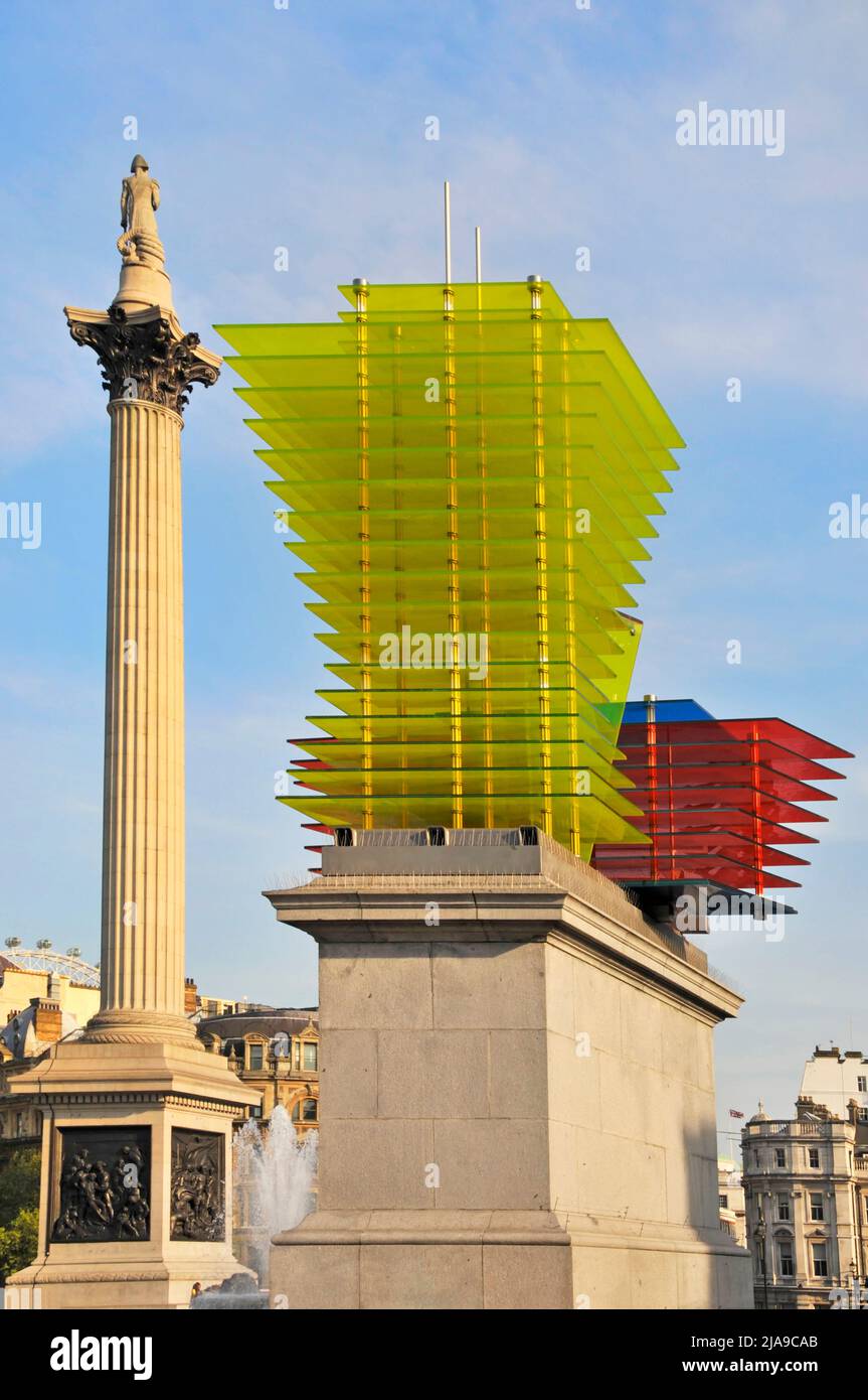 Vierter Sockel Trafalgar Square London mehrfarbiger Glasbau ‘Model for a Hotel’ von Thomas Schütte, einem zeitgenössischen Künstler, der von der Nelsons-Säule übersehen wird Stockfoto