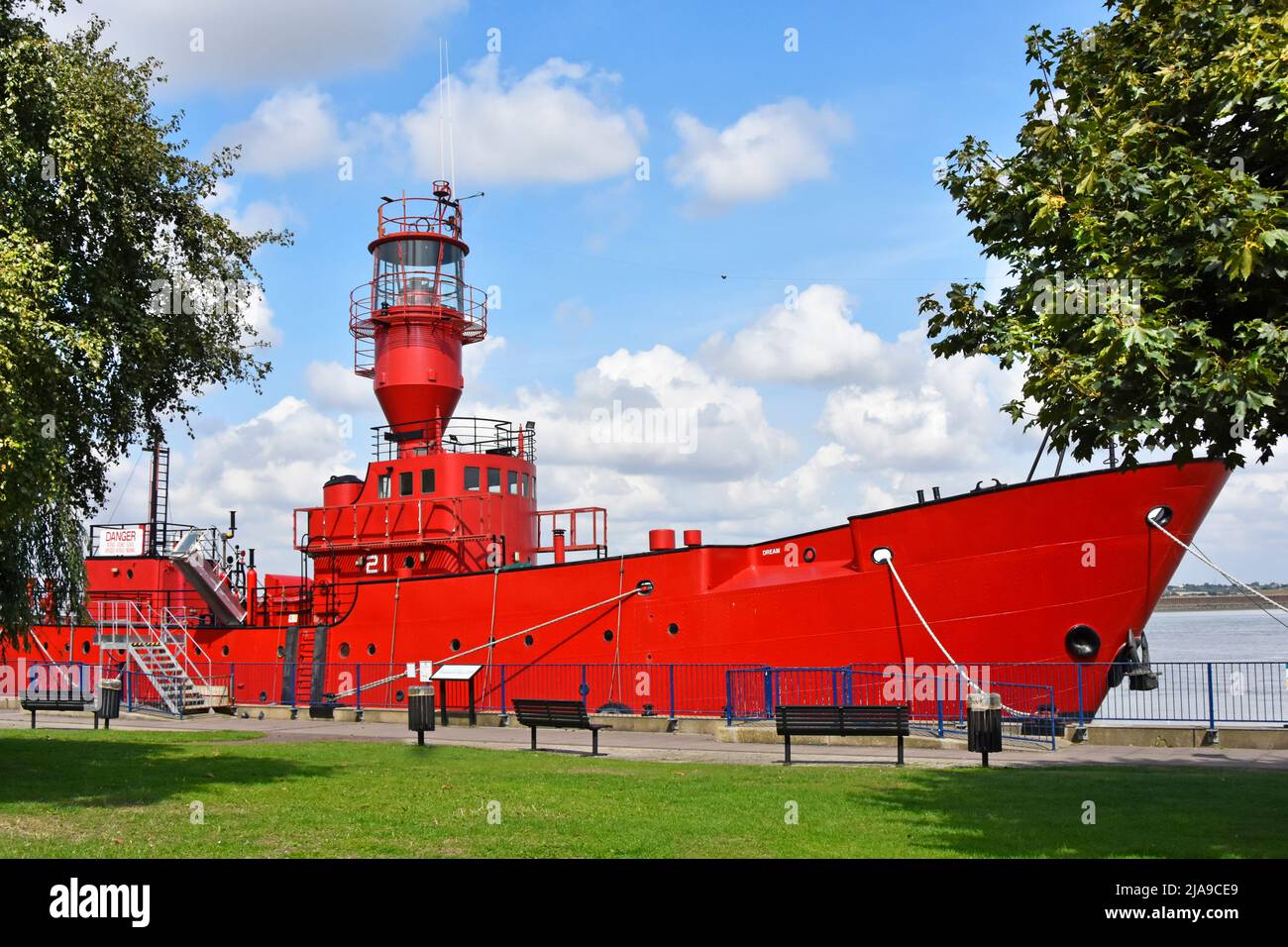 Historical Light Vessel LV21 ein 40 Meter langes rotes Leuchtschiff mit Stahlrumpf, das als schwimmender Kunstraum angepasst wurde und an der Themse in Gravesend, Kent, England, festgemacht ist Stockfoto