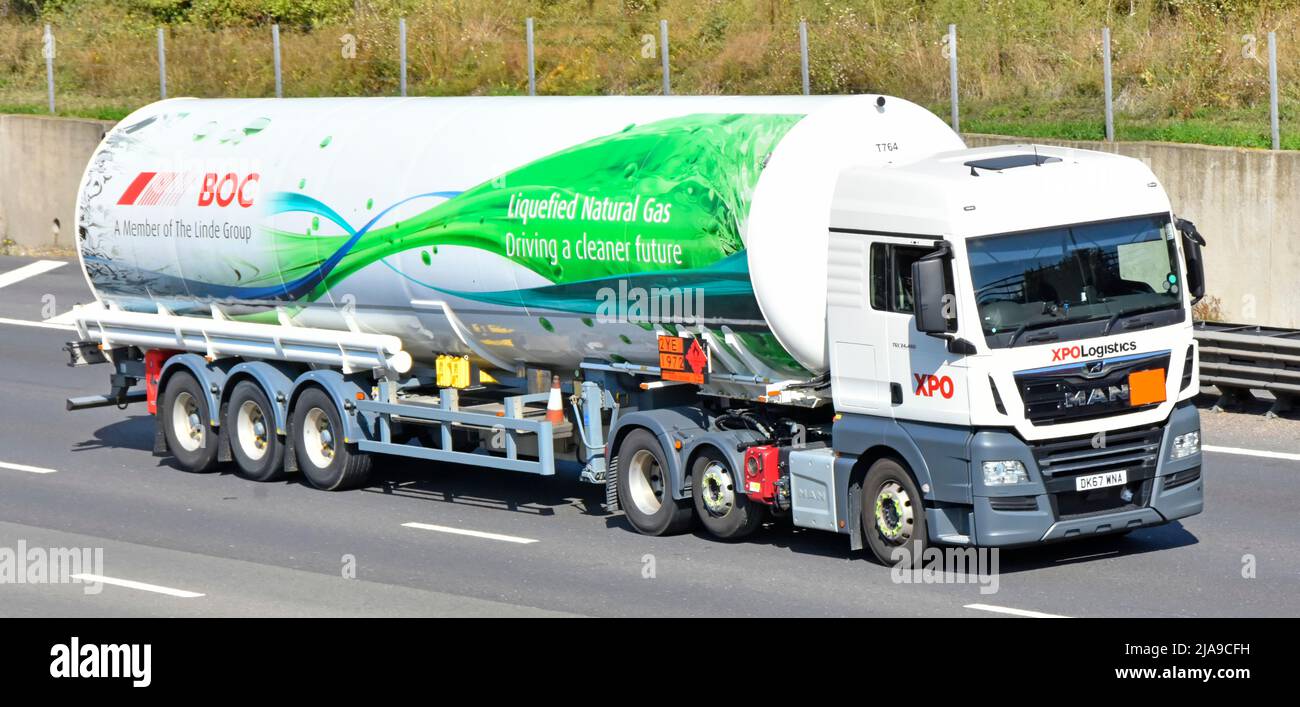 Front & Side XPO LOGISTICS lkw MAN LKW-Fahrer & Linde BOC LNG Flüssigerdgas-Liefertanker LKW-Anhänger fahren England UK Autobahn Straße Stockfoto