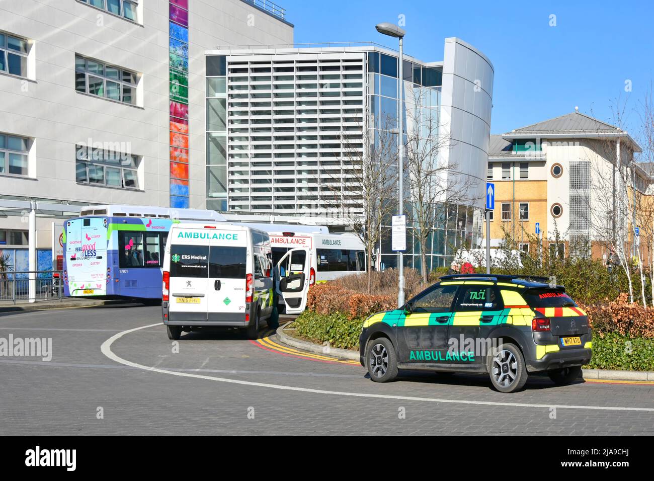 Bushaltestelle & out Patient privaten Krankenwagen Parkplatz Eingang zum NHS Broomfield Hospital nationalen Gesundheitsdienst Gesundheitseinrichtung Chelmsford England Großbritannien Stockfoto