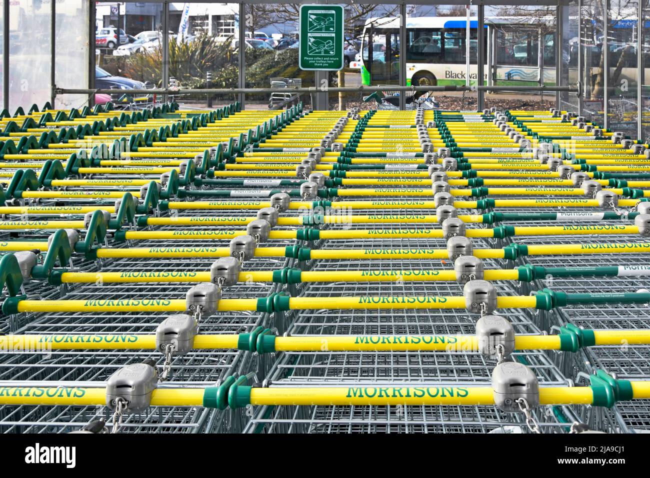 Nahaufnahme Supermarkt Einkaufwagen Griff Wiederholung Branding Labels Morrisons Lebensmittel Lebensmittel Einzelhandel Geschäft Käufer Trolley Park Essex England Großbritannien Stockfoto