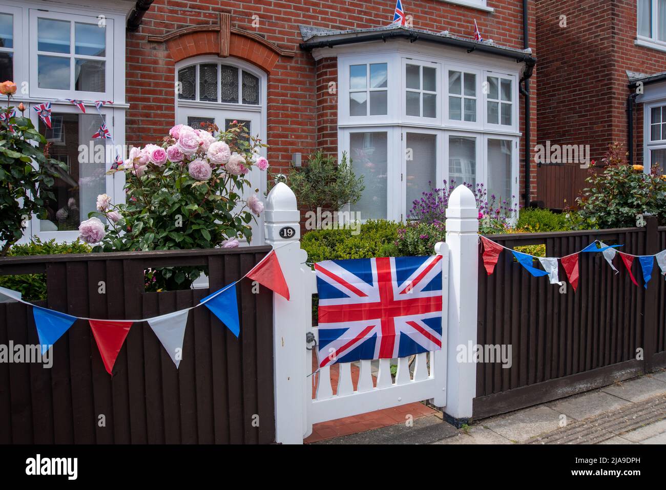 Die britische Union Jack-Flagge, die ein englisches Zuhause als Vorbereitung auf das Platin-Jubiläum von Queen Elizabeth 2 schmückt. Stockfoto