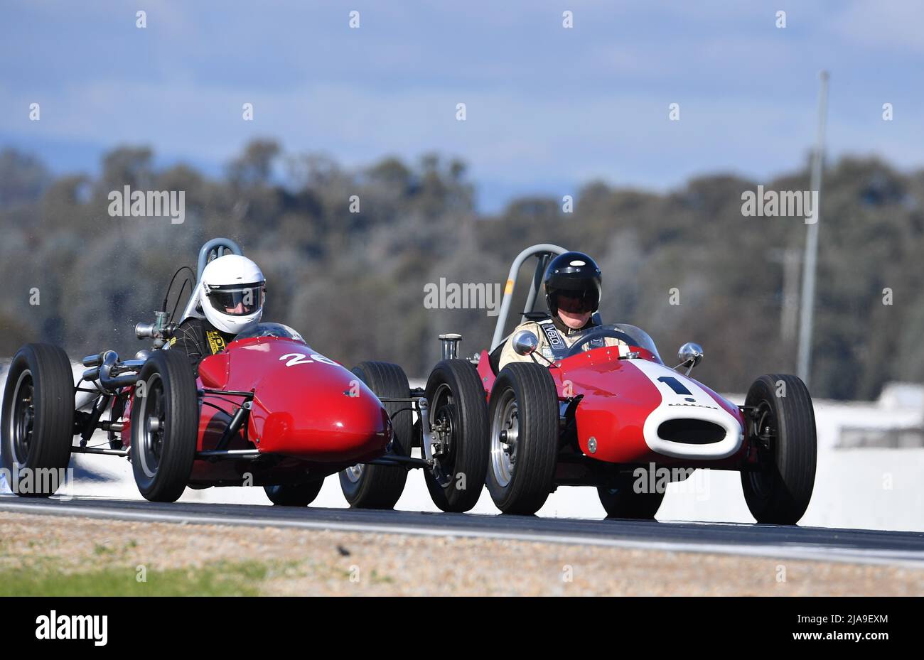 Winton, Australien. 29. Mai 2022. Brian Simpsons 1955 Cooper Jap Mk9 (links) fährt mit dem 1959 Cooper Porsche von New South Welshman David Reid während des Coad Memorial Trophy-Rennens Rad an Rad. Das historische Winton ist Australiens größtes und populärstes allhistorisches Autorennen-Treffen. Quelle: Karl Phillipson/Optikal/Alamy Live News Stockfoto