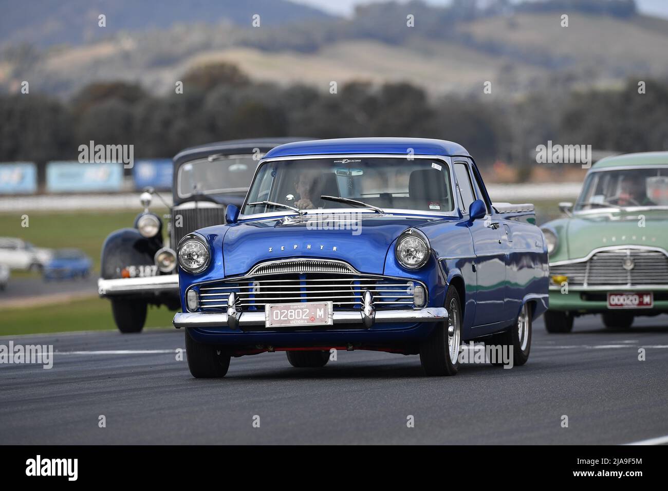 Winton, Australien. 29. Mai 2022. Ein auffallend blauer Mark II Ford Zebhyr, hergestellt von Ford of Britian, fährt auf dem Winton Race Circuit zu den historischen Fahrzeugparaden im historischen Winton, Australiens größtem und populärstem all-historischem Autorennen-Treffen. Quelle: Karl Phillipson/Optikal/Alamy Live News Stockfoto