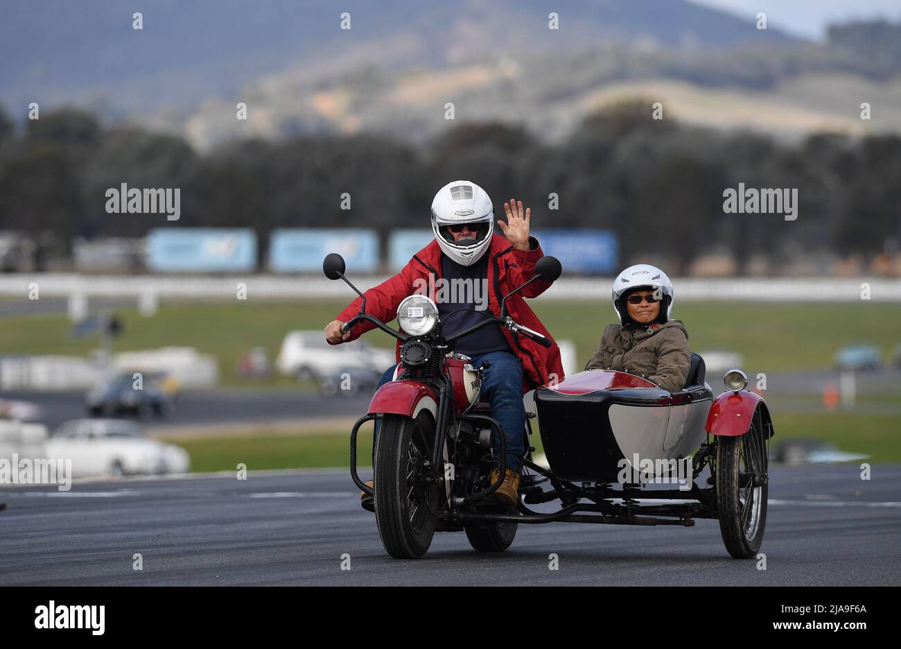 Winton, Australien. 29. Mai 2022. Harley Davidson und Beiwagen. Bei der historischen Fahrzeugparade im historischen Winton, Australiens größtem und populärstem historischen Autorennen-Treffen, werden Runden gedreht. Quelle: Karl Phillipson/Optikal/Alamy Live News Stockfoto