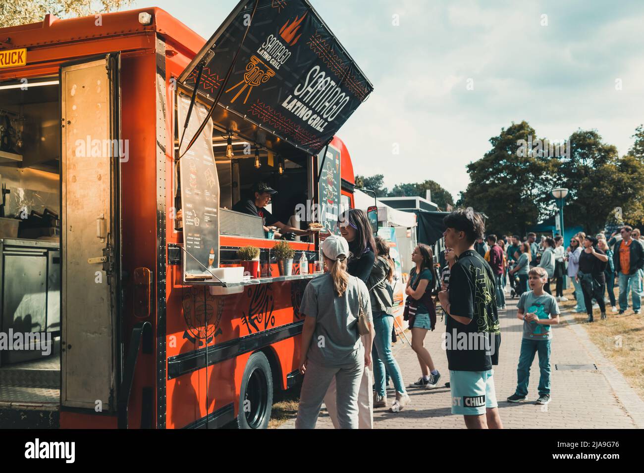 Hockenheim, Deutschland - 28. Mai 2022: Street Food Festival mit Food Trucks und Leuten, die internationales Street Food und fancy Food bestellen Stockfoto