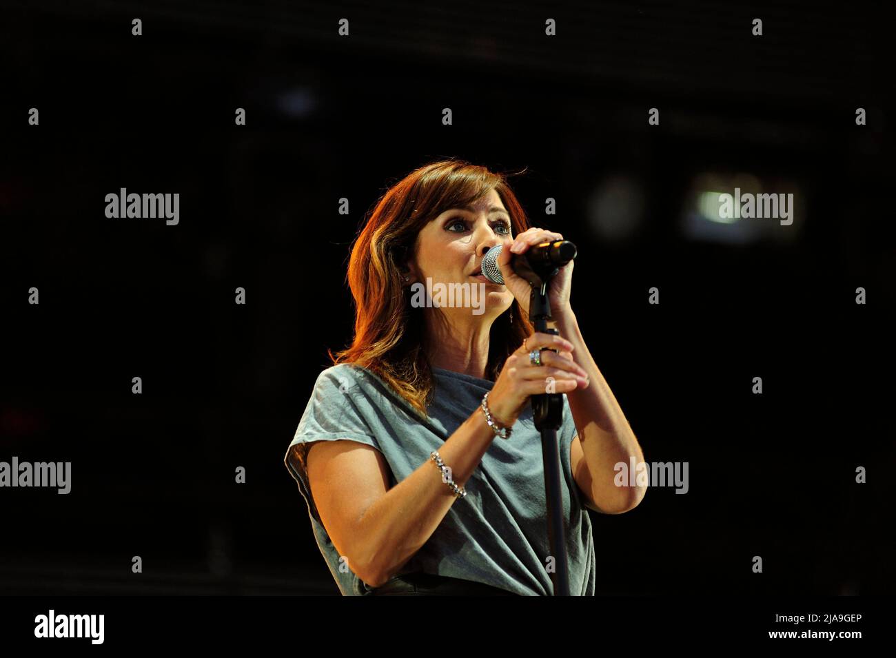 Wien, Österreich. 27. Juni 2015. Natalie Imbruglia tritt am 27. Juni 2015 auf der Bühne des Donauinselfestivals in Wien auf Stockfoto