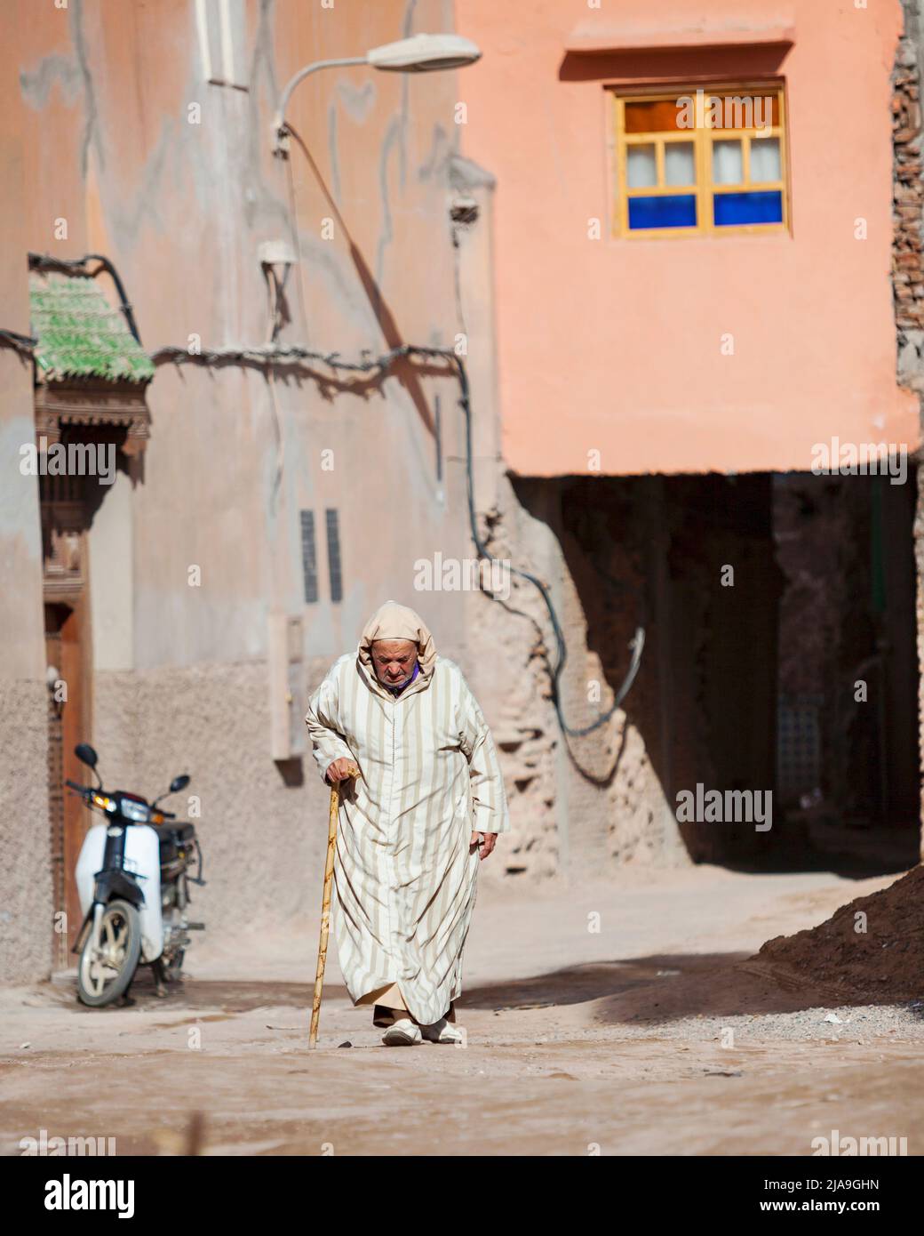 Marokkanischer Mann in traditioneller Djellaba in der alten Medina, Marrakesch, Marokko Stockfoto