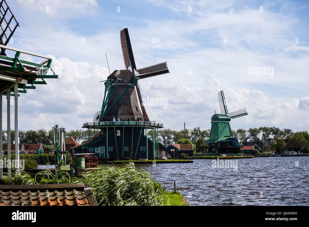Zaanse Schans Museum, Nordholland. Funktionierende Windmühlen, Touristenattraktion. Stockfoto