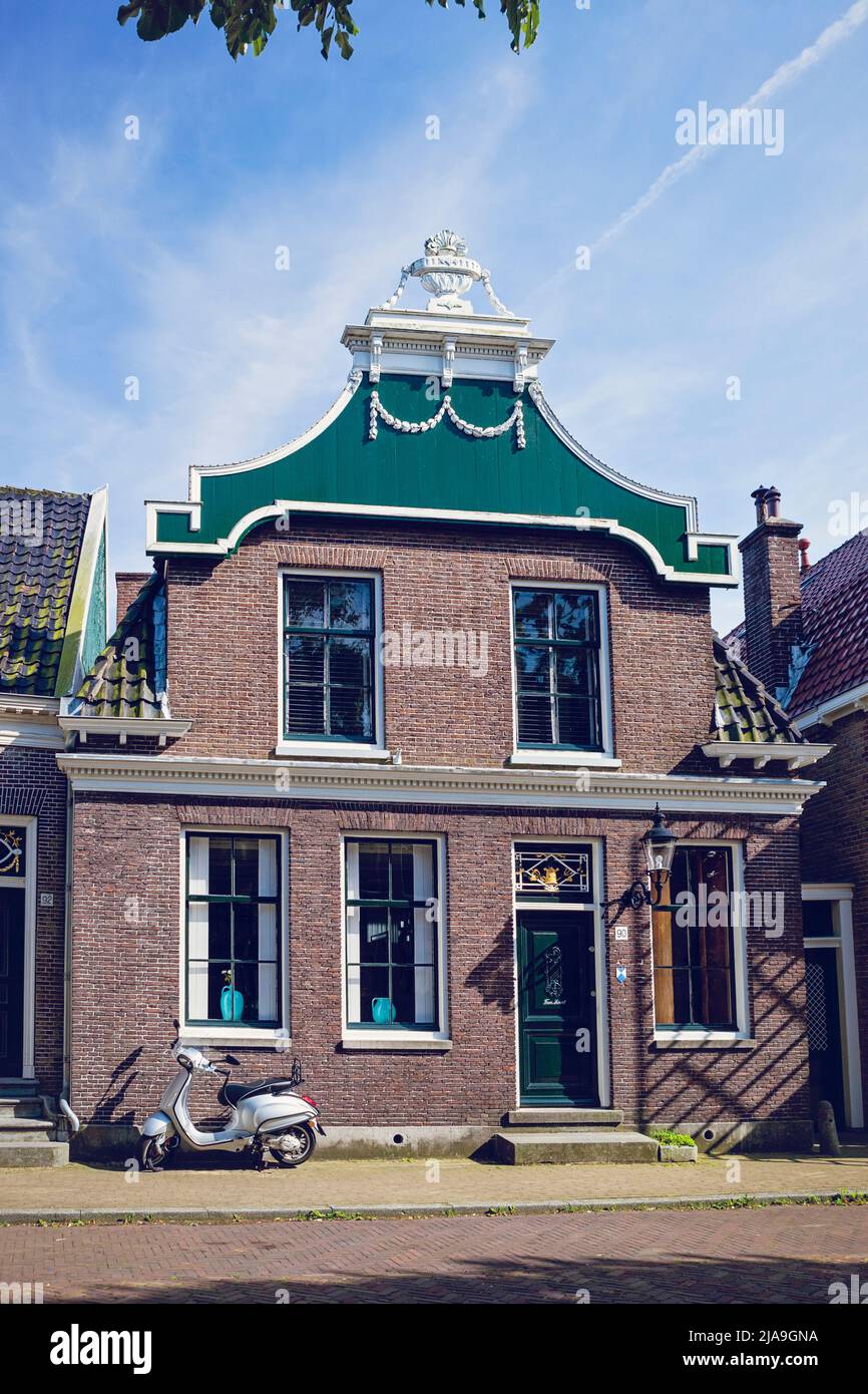 Traditionelles holländisches Haus im Zaanse Schans Museum, Nordholland. Funktionierende Windmühlen, Touristenattraktion. Stockfoto