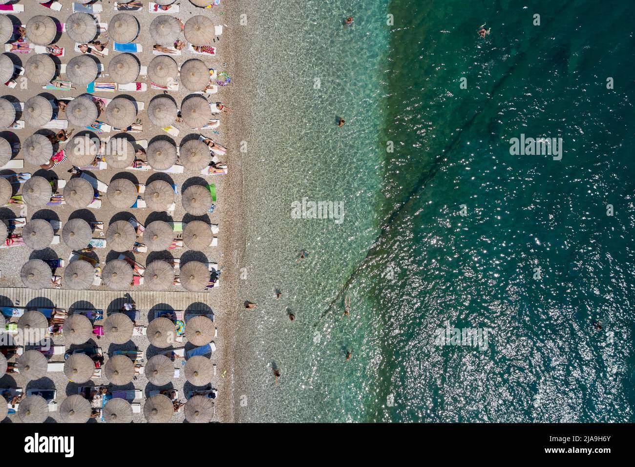 Luftaufnahme des Strandes mit Strohschirmen in Montenegro Stockfoto