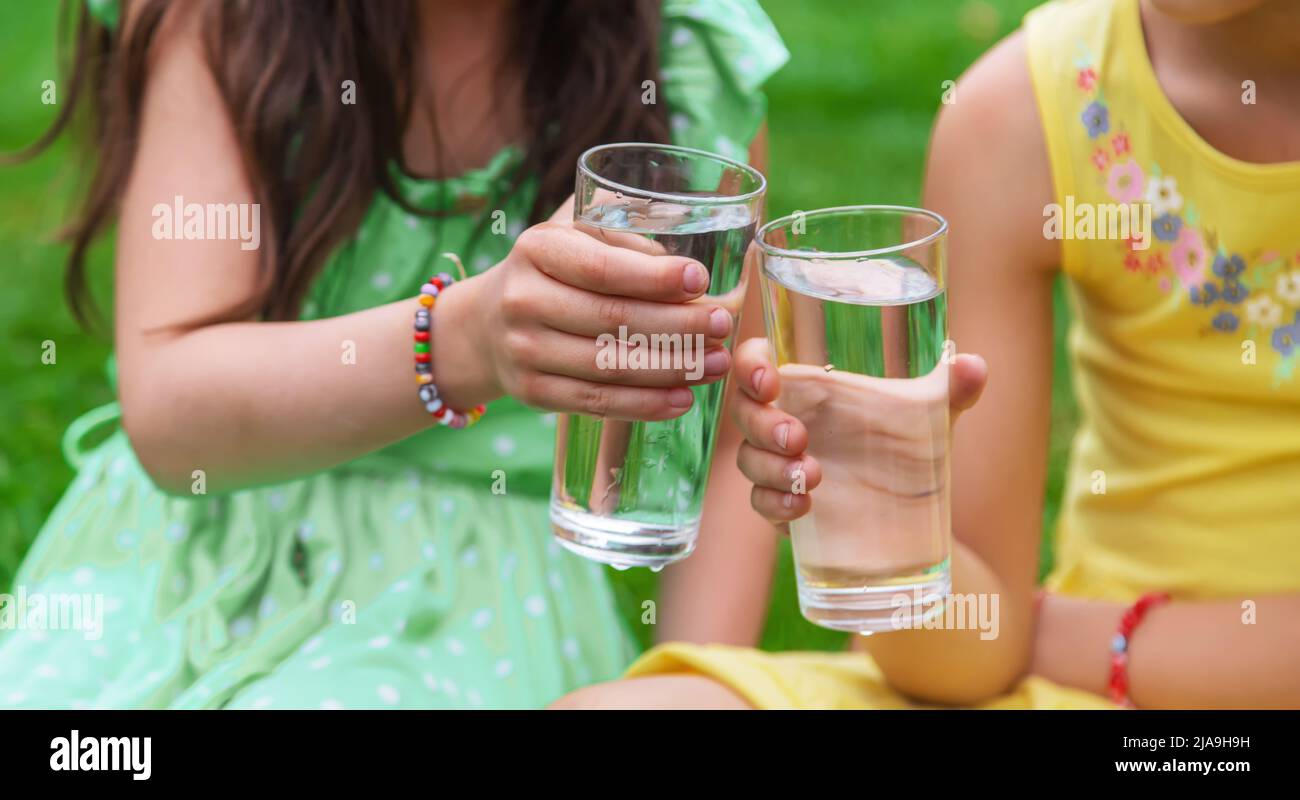 Kinder trinken sauberes Wasser in nature.selective Fokus.Natur Stockfoto