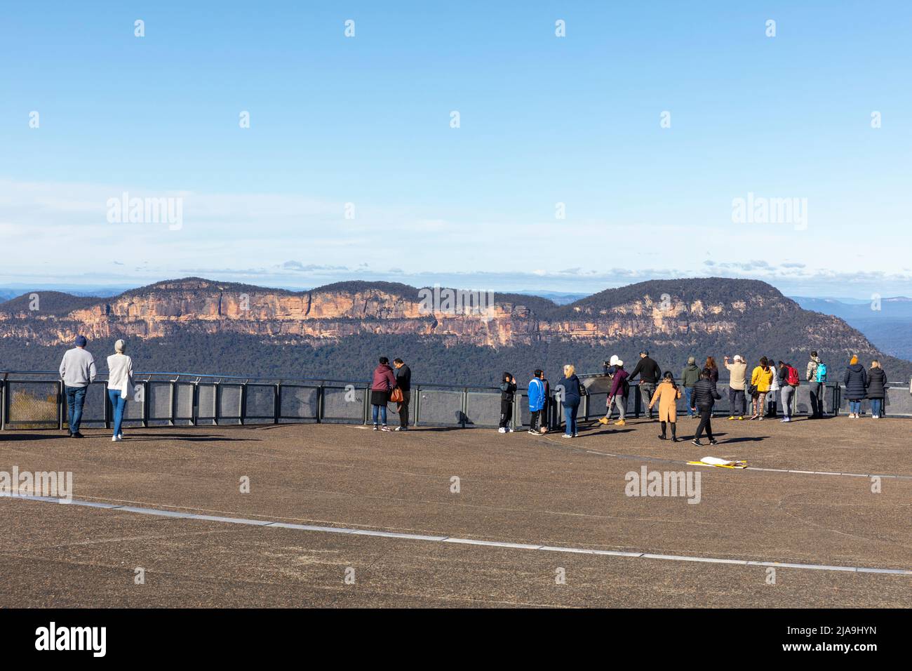 Touristen am Echo Point Katoomba blicken auf das Jamison Valley und Mt Solitary und Mt Gibraltar Mountain Range, Blue Mountains, NSW, Australien Stockfoto