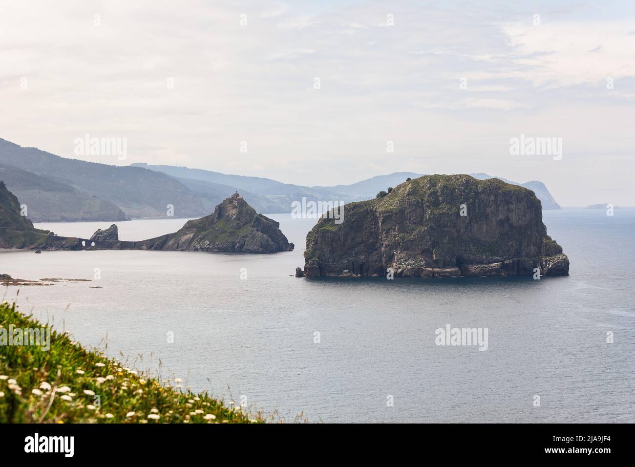 Zwei kleine Inseln Gaztelugatxe und Aketx an der Nordküste des Baskenlandes. Cape Matxitxako, Bermeo, Spanien (Vintage-Fotoeffekt) Stockfoto