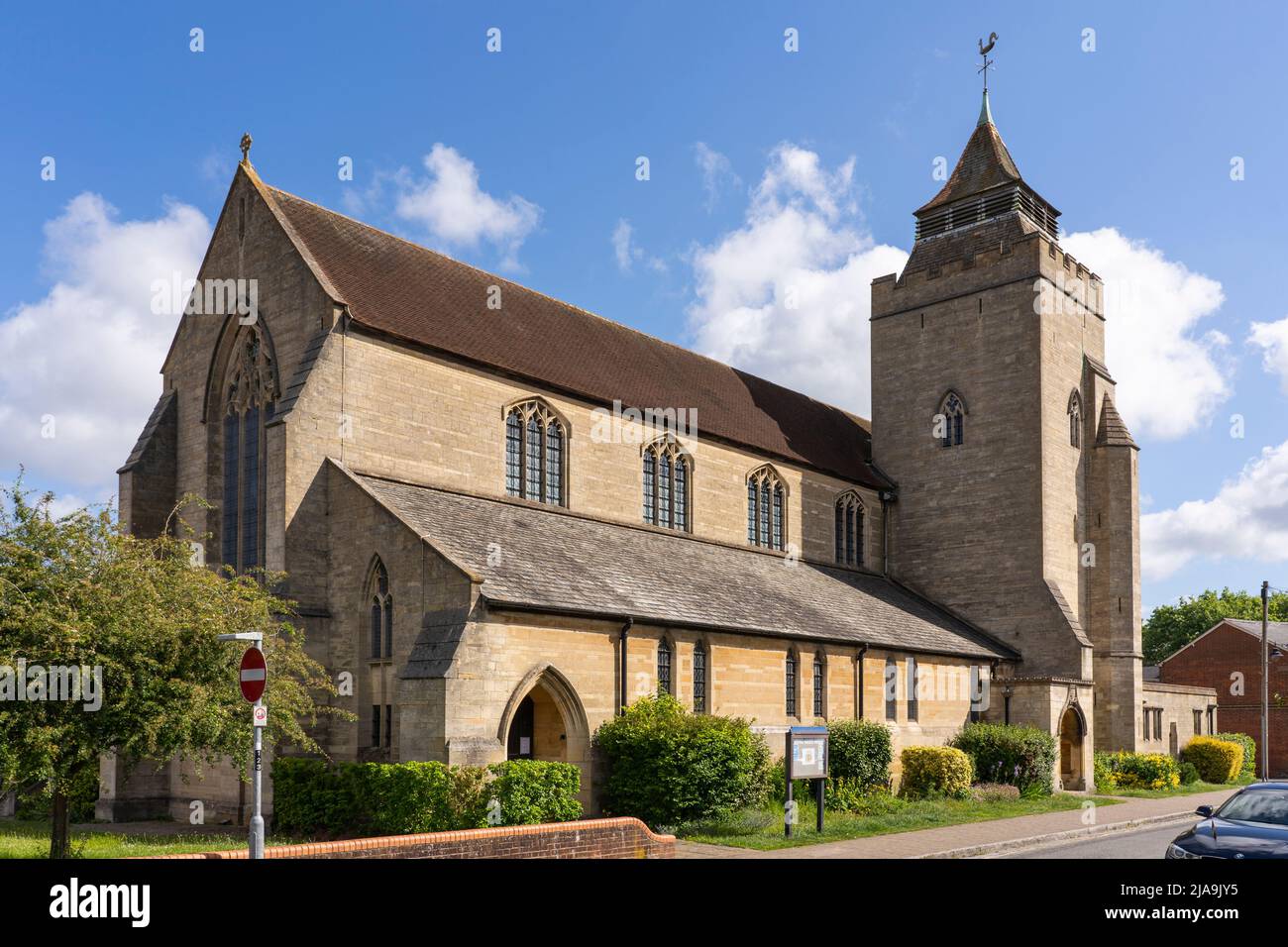 All Saints Church, Basingstoke, Großbritannien. Spätgotischer, neugotischer Architekturstil, mit Chilmark-Stein konfrontiert und von Temple Moore entworfen Stockfoto