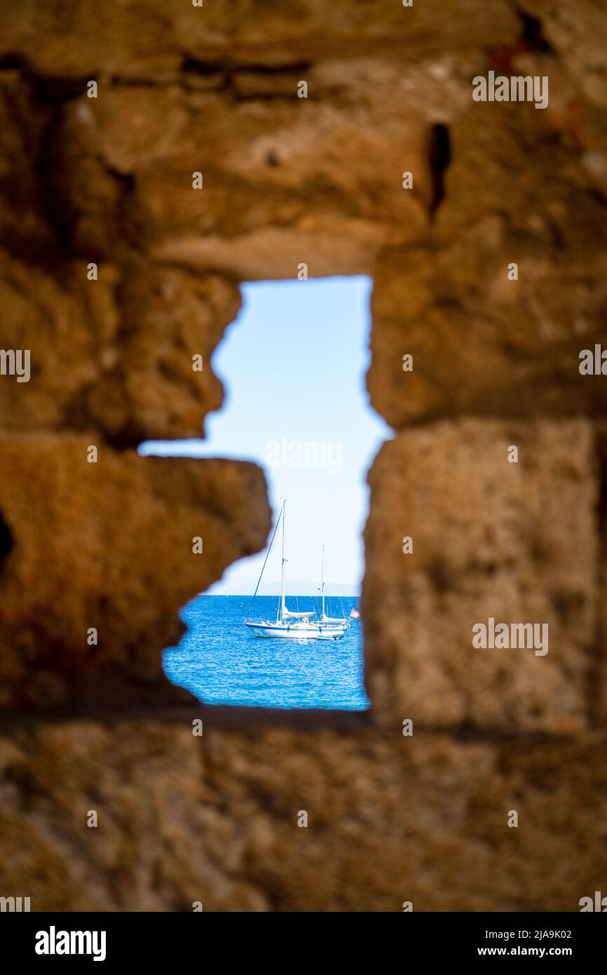 Blick auf die Segelyacht von einem Fenster im De Naillac Tower Stockfoto