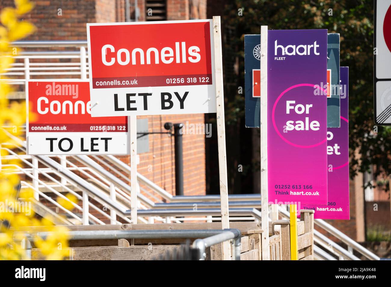 UK Immobilienmakler Zeichen zeigen Immobilien zum Verkauf und zu vermieten. Konzept - Absturz des Immobilienmarktes, durchschnittlicher britischer Immobilienpreis, Immobilienmarkt, steigende Preise Stockfoto