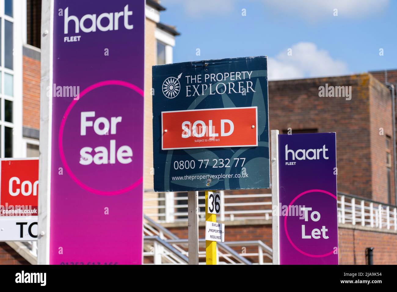 UK Immobilienmakler Zeichen zeigen Immobilien zum Verkauf und zu vermieten. Konzept - Absturz des Immobilienmarktes, durchschnittlicher britischer Immobilienpreis, Immobilienmarkt, fallende Preise Stockfoto