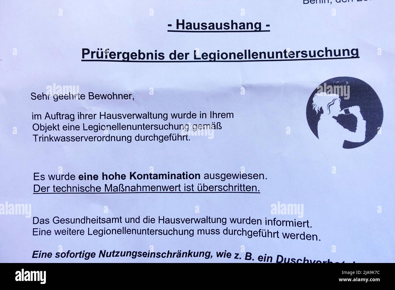 Informationen über einen hohen Grad an Legionellen-Kontamination im Trinkwasser an die Bewohner eines Hauses, Berlin Stockfoto