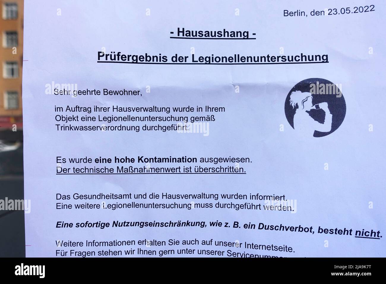 Informationen über einen hohen Grad an Legionellen-Kontamination im Trinkwasser an die Bewohner eines Hauses, Berlin Stockfoto