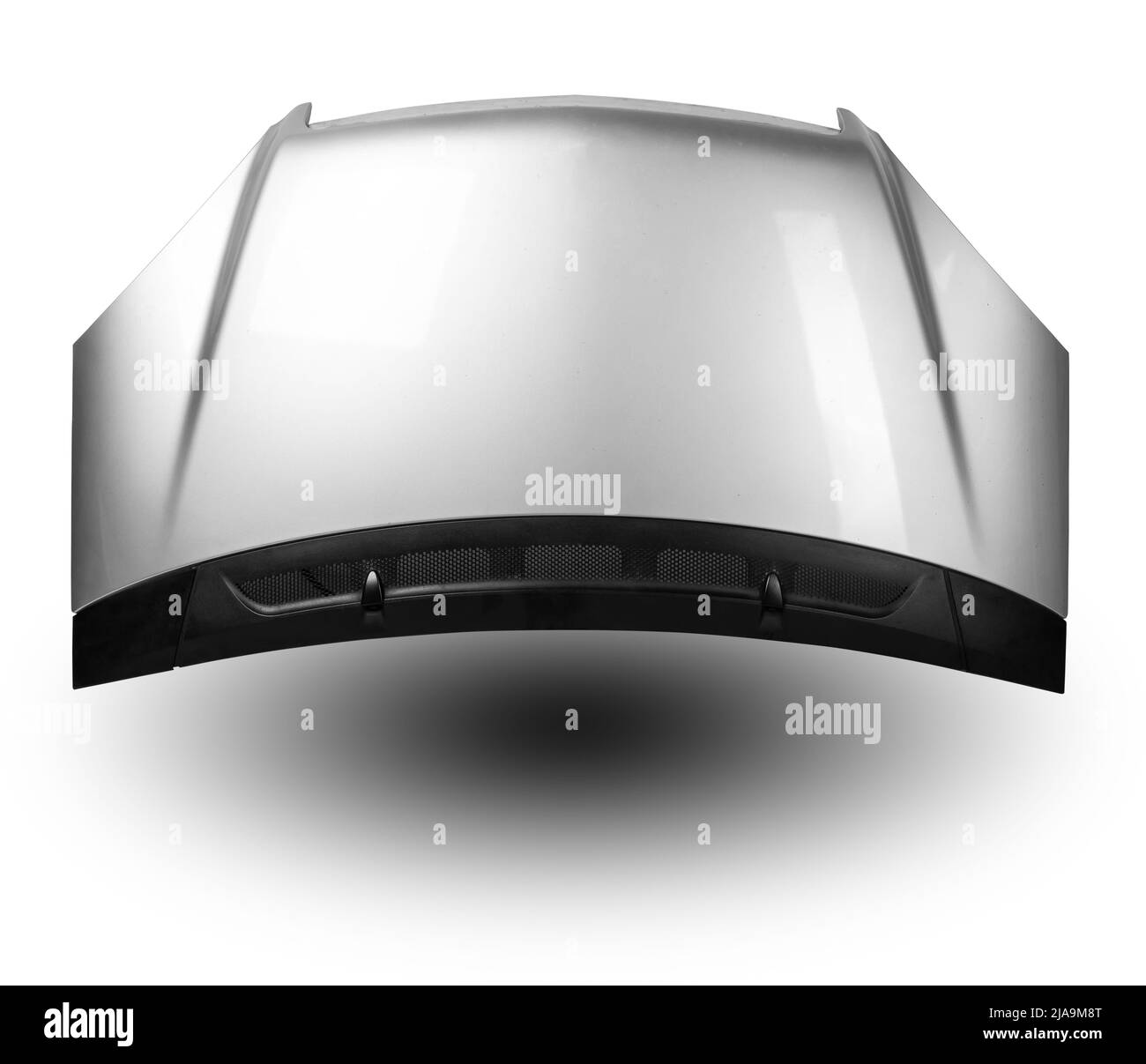 Silberne Eisenhaube auf einem isolierten Hintergrund in einem Fotostudio separat nach dem Färben und Begradigen. Motorhaube in einem Autoservice zum Verkauf. Stockfoto