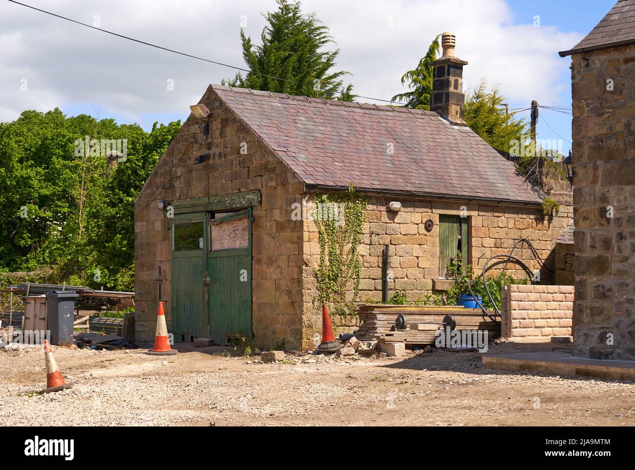 Alte landwirtschaftliche Gebäude werden renoviert in Matlock, Derbyshire, Großbritannien Stockfoto