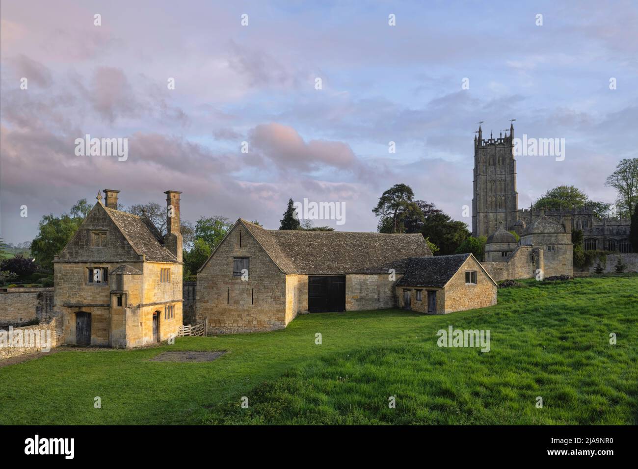 Kirche und Banketthaus in Chipping Campden, Cotswolds, England. Stockfoto