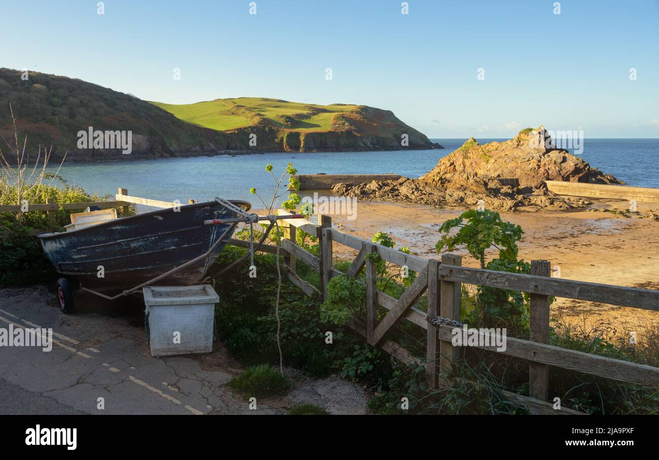 Kleines Boot in Hope Cove, Devon, England. Stockfoto