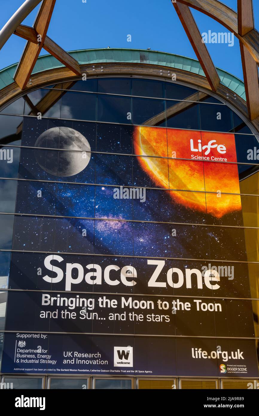 Riesiges Werbeschild für die Weltraumzone im Life Science Center, Newcastle upon Tyne, Großbritannien. Stockfoto